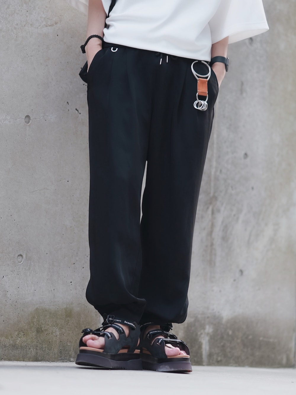 「夏コーデ、シンプル、夏服、白Tシャツ、カフスイージーパンツ、サンダル、ゆるコーデ、大人カジュアル、リラックススタイル、休日スタイル」｜「DOOPZのDOOPZ ポンチルーズスリーブカットソー（Tシャツ/カットソー、ホワイト系）」を使った、とっしーさん（メンズ・184cm）の夏コーディネートの4枚目の写真