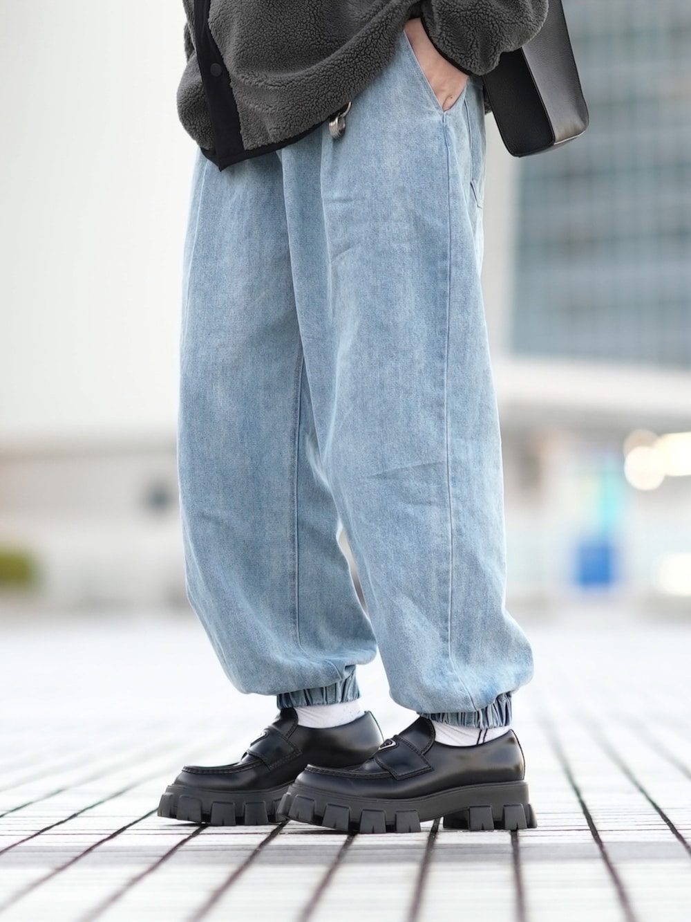 「メンズコーデ、秋、ビッグシルエット、ボアジャケット、ボアブルゾン、デニムパンツ、ジョガーパンツ、ローファー」｜「DOOPZのノーカラーボアブルゾン（ブルゾン、グレー系）」を使った、とっしーさん（メンズ・184cm）の秋コーディネートの3枚目の写真