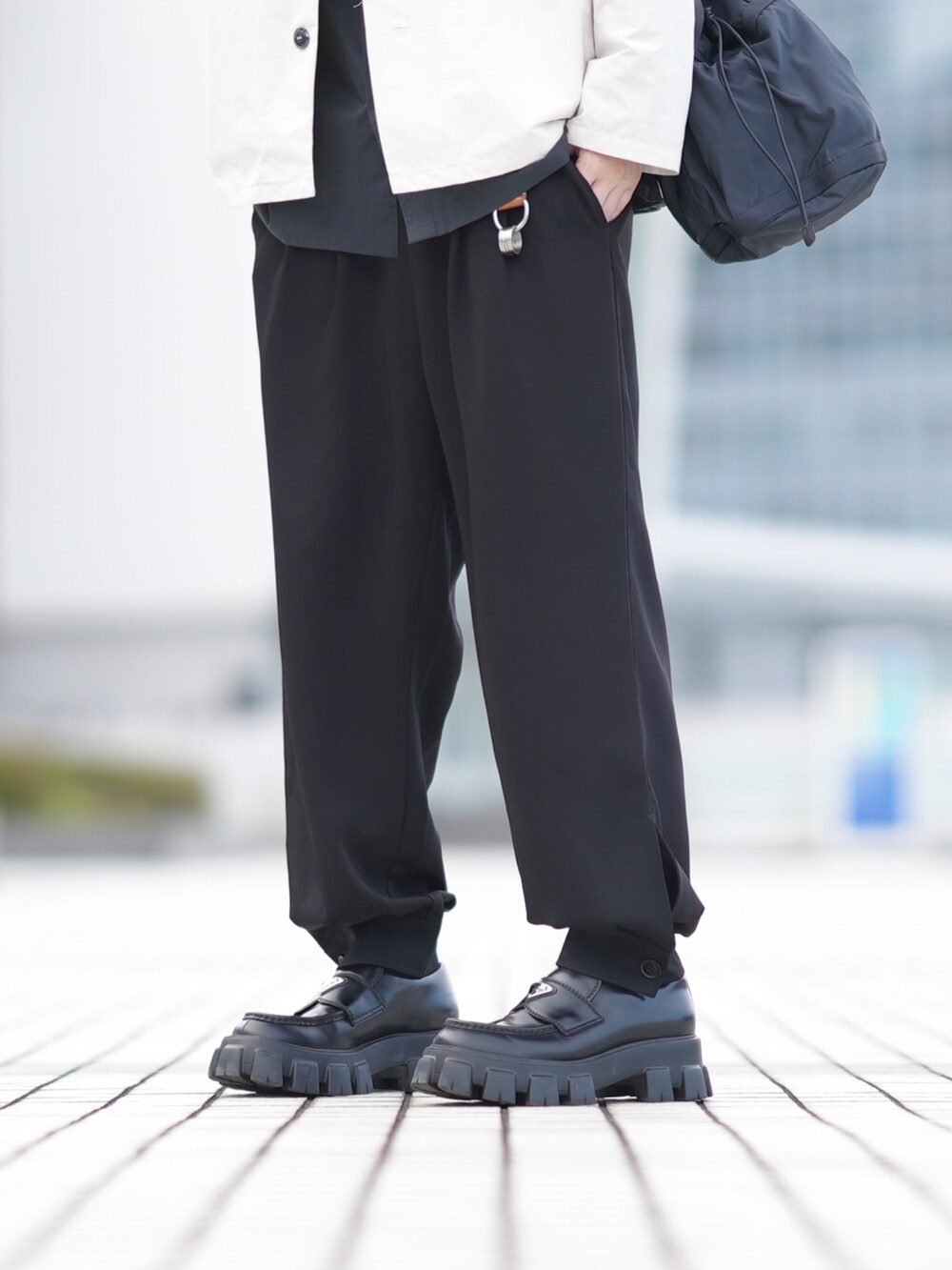 「春服みてみて、春服デビュー宣言、メンズコーデ、オトナカジュアル、モノトーンコーデ、ワイドパンツ、コーチジャケット、カフスイージーパンツ、UNIQLO U、ローファー、春コーデ」｜「DOOPZのナイロンコーチジャケット（ナイロンジャケット、ベージュ系）」を使った、とっしーさん（メンズ・184cm）の春コーディネートの4枚目の写真