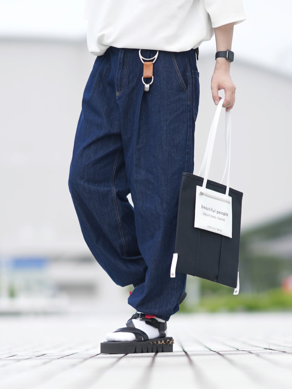 「このスタイルがお気に入り、大人カジュアル、白Tシャツ、ビッグT、夏コーデ、デニムパンツ、ワイドデニム、サンダル、トートバッグ」｜「DOOPZのRipple big T-shirt-リップルビッグTシャツ（Tシャツ/カットソー、ホワイト系）」を使った、とっしーさん（メンズ・184cm）の夏コーディネートの4枚目の写真