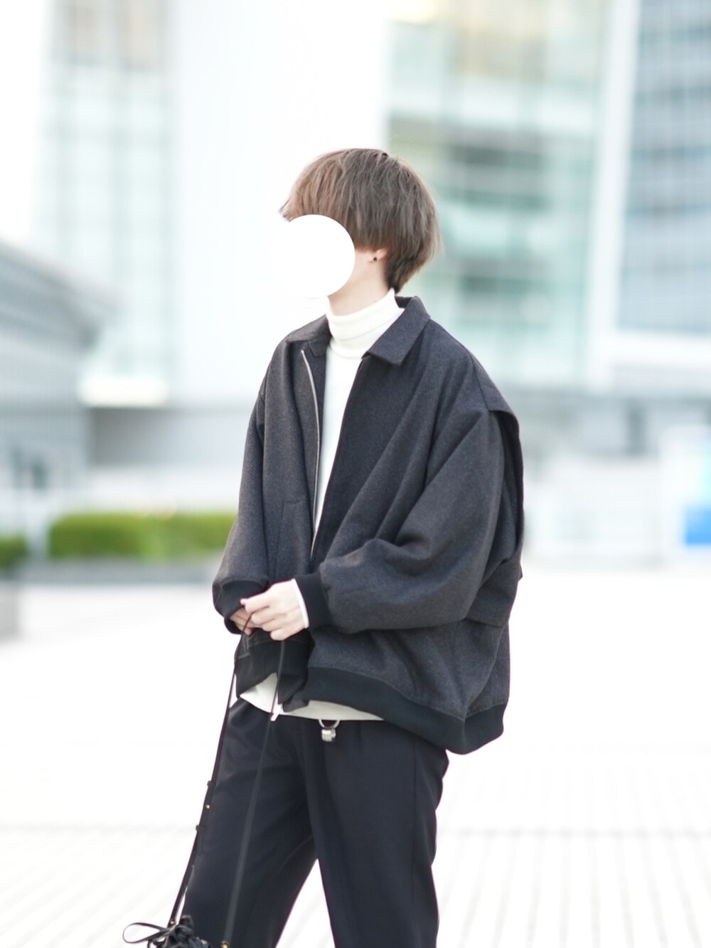 「秋服、シンプルコーデ、大人カジュアル、ワントーンコーデ、キレイめ、ビックシルエット、ブルゾン、タートルネックニット、スラックス、ローファー」｜「DOOPZの2wayデタッチャブルブルゾン（ブルゾン、グレー系）」を使った、とっしーさん（メンズ・184cm）の秋コーディネートの3枚目の写真