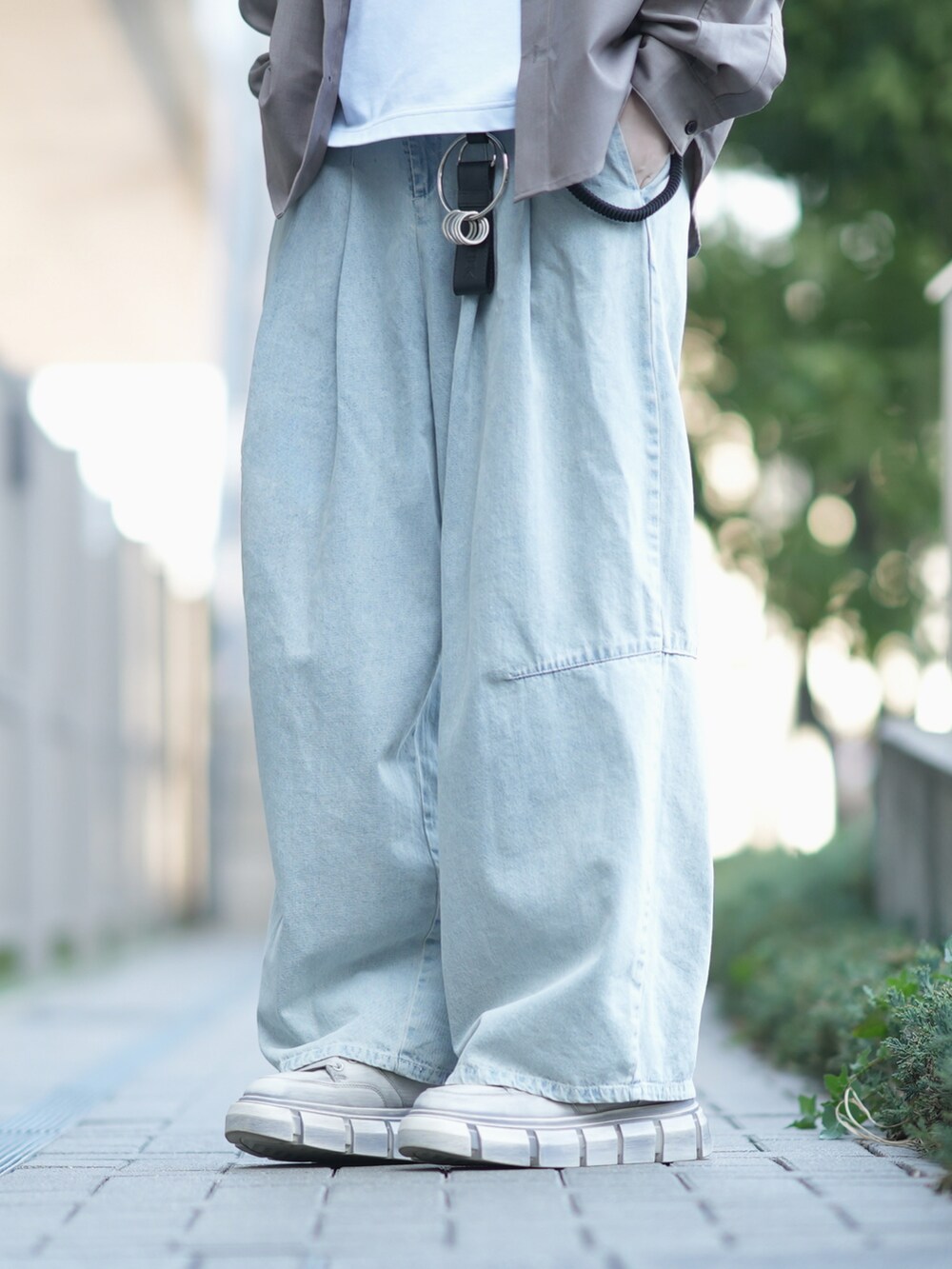 「春服、大人コーデ、ゆるコーデ、フードシャツ、白Tシャツ、デニムパンツ、メンズファッション、カジュアルコーデ、シャツ好き集まれ、DOOPZ、ZARA」｜「DOOPZのDolman Shirt Hoodie - ドルマンシャツフーディー（パーカー、ベージュ系）」を使った、とっしーさん（メンズ・184cm）の春コーディネートの3枚目の写真