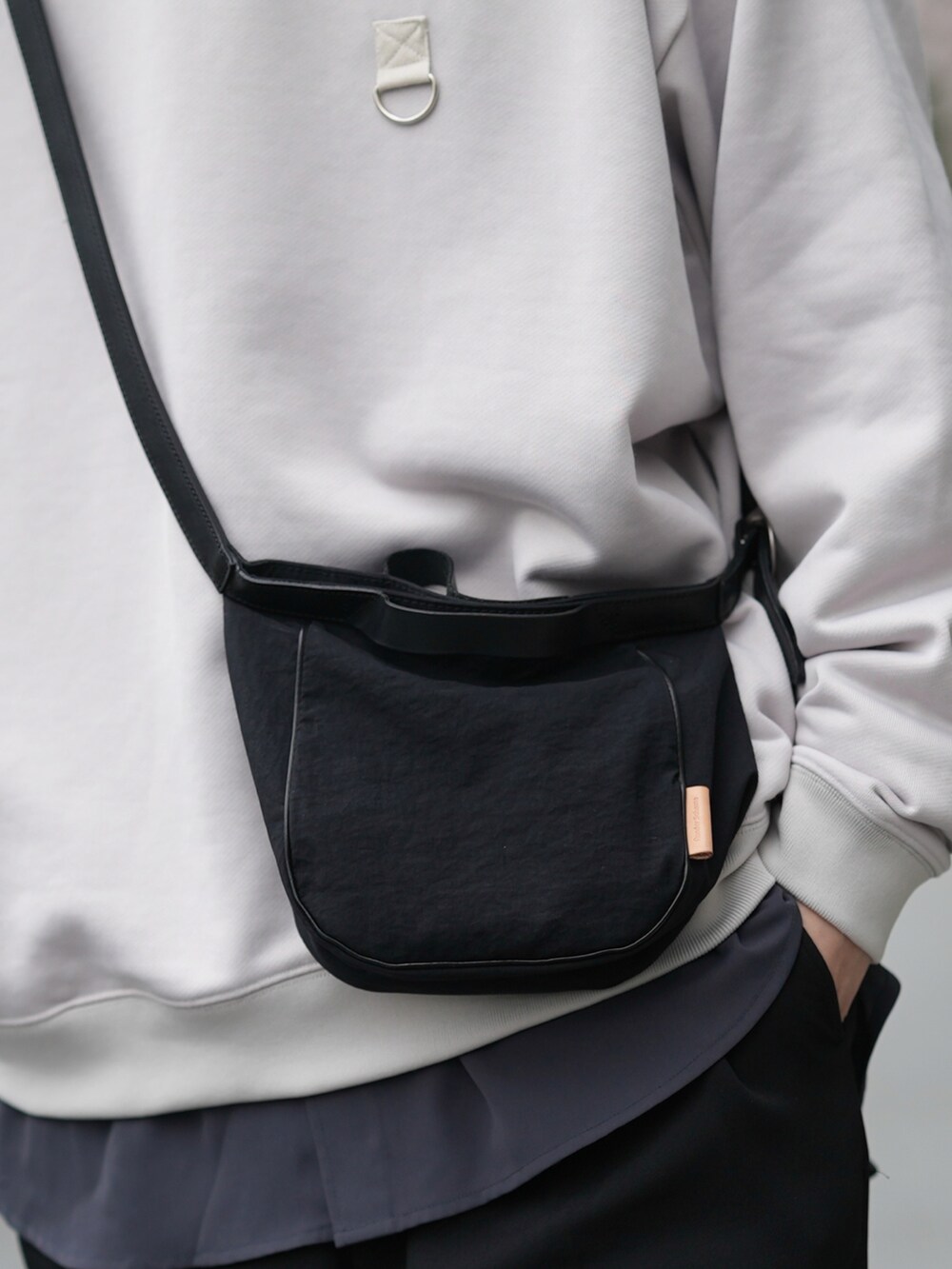 「春服、メンズコーデ、スウェット、ゆるコーデ、ドルマンスリーブ、スラックス、ローファー、シンプル」｜「DOOPZのDolman sleeve sweat/ドルマンスリーブスウェット（スウェット、ベージュ系）」を使った、とっしーさん（メンズ・184cm）の春コーディネートの3枚目の写真