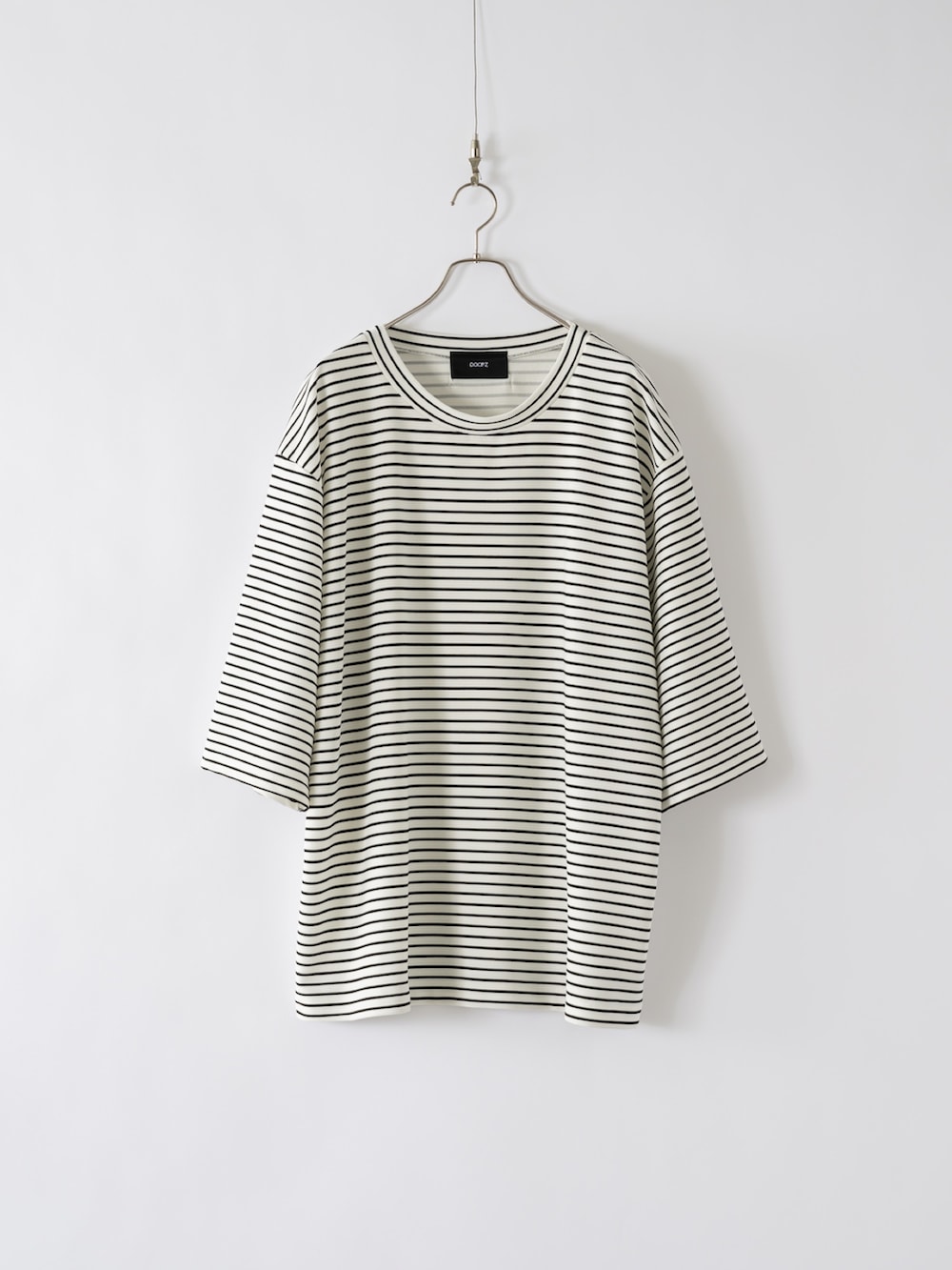 「オトナカジュアル、夏コーデ、厚底シューズ、ボーダーTシャツ、よそいきバッグ、爽やかコーデ、ゆるコーデ、デートコーデ、オーバーサイズ、おでかけコーデ」｜「DOOPZのRipple big T-shirt-リップルビッグTシャツ（Tシャツ/カットソー、ホワイト系）」を使った、とっしーさん（メンズ・184cm）の夏コーディネートの3枚目の写真