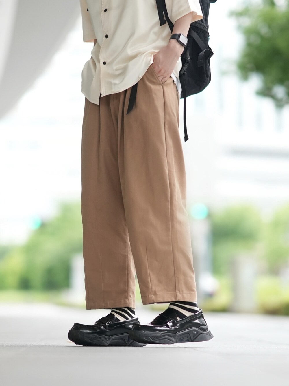 「夏コーデ、カジュアルコーデ、シャツスタイル、リラックススタイル、オープンカラーシャツ、シャツ、ベージュコーデ」｜「neez.のOversized satin shirt/オーバーサイズサテンシャツ（シャツ/ブラウス、ホワイト系）」を使った、とっしーさん（メンズ・184cm）の夏コーディネートの3枚目の写真