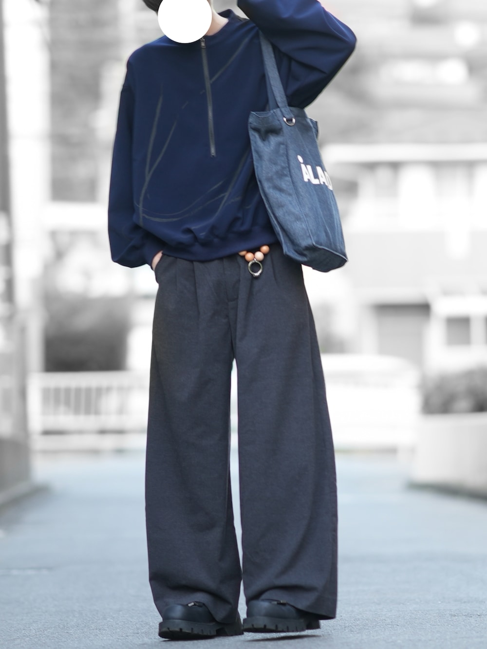 ブルー系のスウェット、グレー系のスラックス、ブラック系のローファーを着用したメンズの秋コーディネートの2枚目の写真