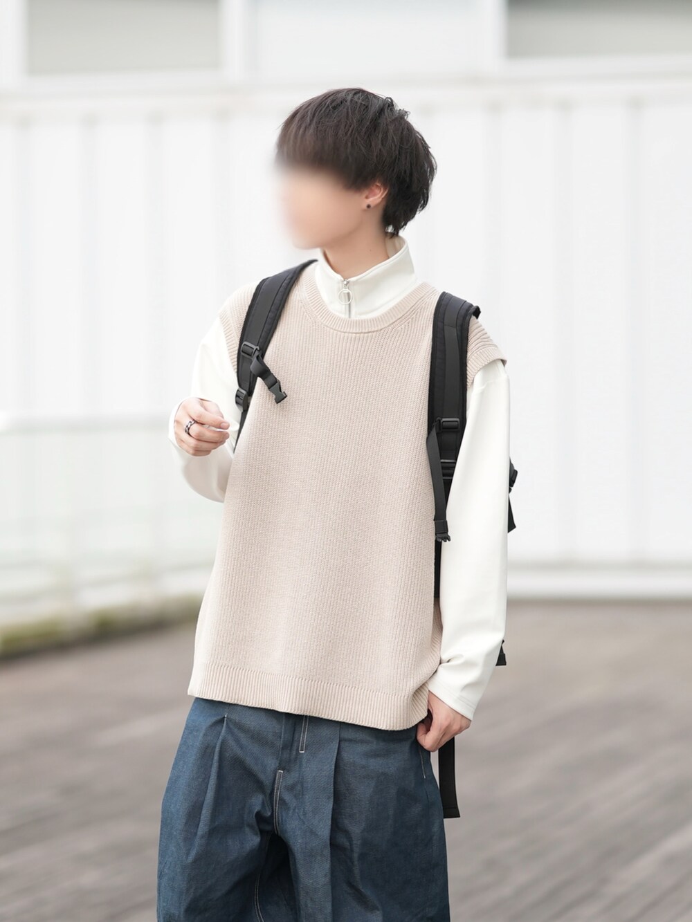 「ゆるコーデ、ビッグシルエット、メンズコーデ、ハイネック、リングジップ、ニットベスト、ワイドデニム、nike sacai、春コーデ」|「DOOPZのRing zip high neck long T/リングジップハイネックロンT(Tシャツ/カットソー、ホワイト系)」を使った、とっしーさん(メンズ・184cm)の春コーディネートの2枚目の写真