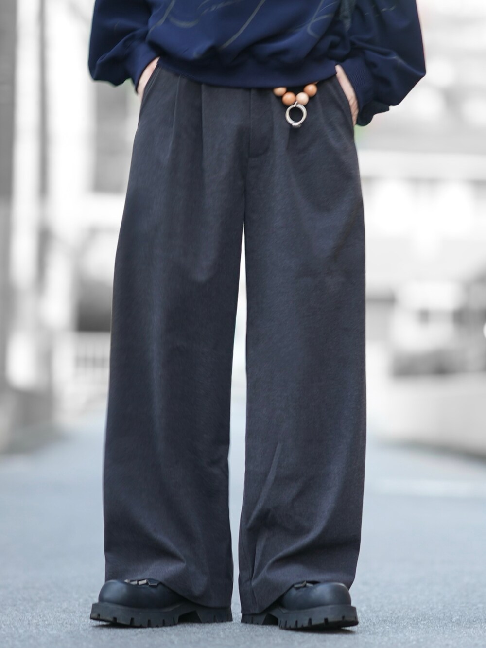 ブルー系のスウェット、グレー系のスラックス、ブラック系のローファーを着用したメンズの秋コーディネートの4枚目の写真