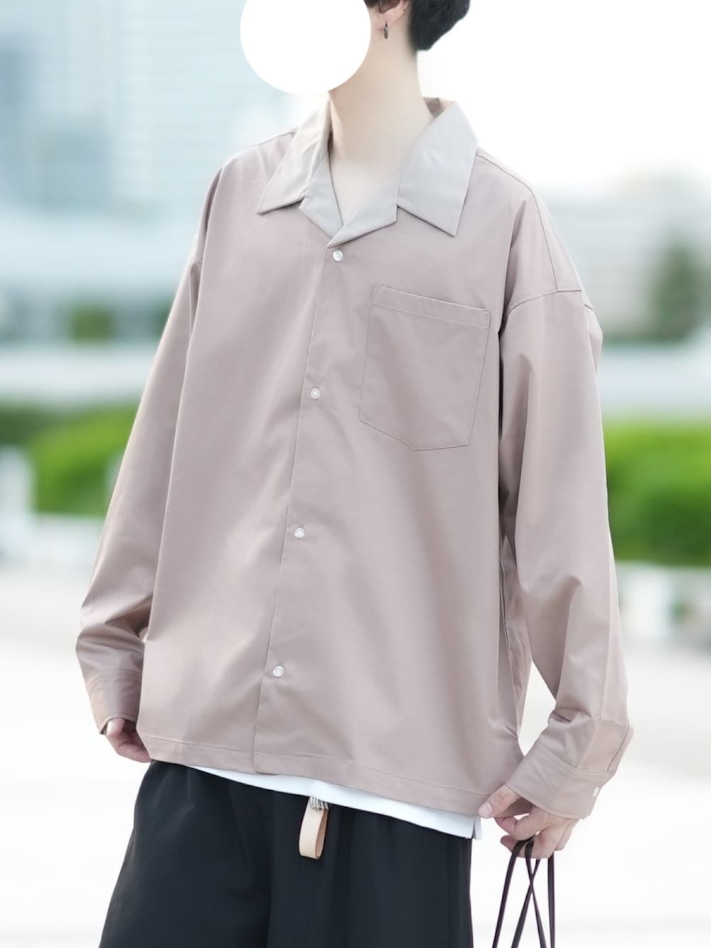 「秋コーデ、シンプル、オープンカラーシャツ、ワイドパンツ、シャツスタイル、シンプルコーデ、コンバース、キンチャクバッグ」｜「DOOPZのSlight luster open collar shirt - スライトラスターオープンカラーシャツ（シャツ/ブラウス、ピンク系）」を使った、とっしーさん（メンズ・184cm）の夏コーディネートの2枚目の写真
