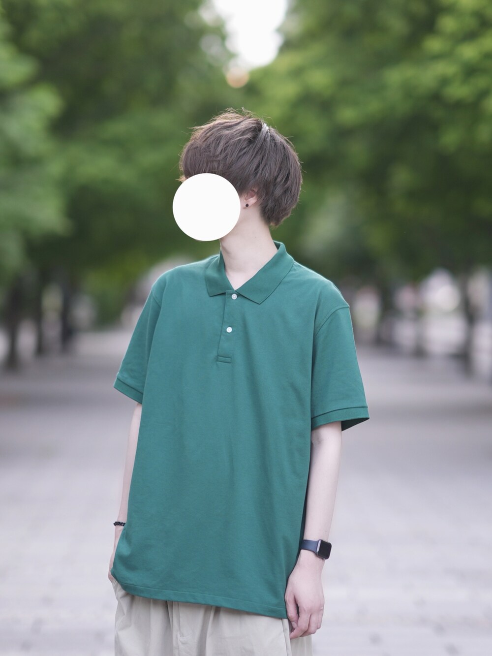 グリーン系のポロシャツ、ベージュ系のその他パンツ、ブラック系のローファーを着用したメンズの夏コーディネートの2枚目の写真