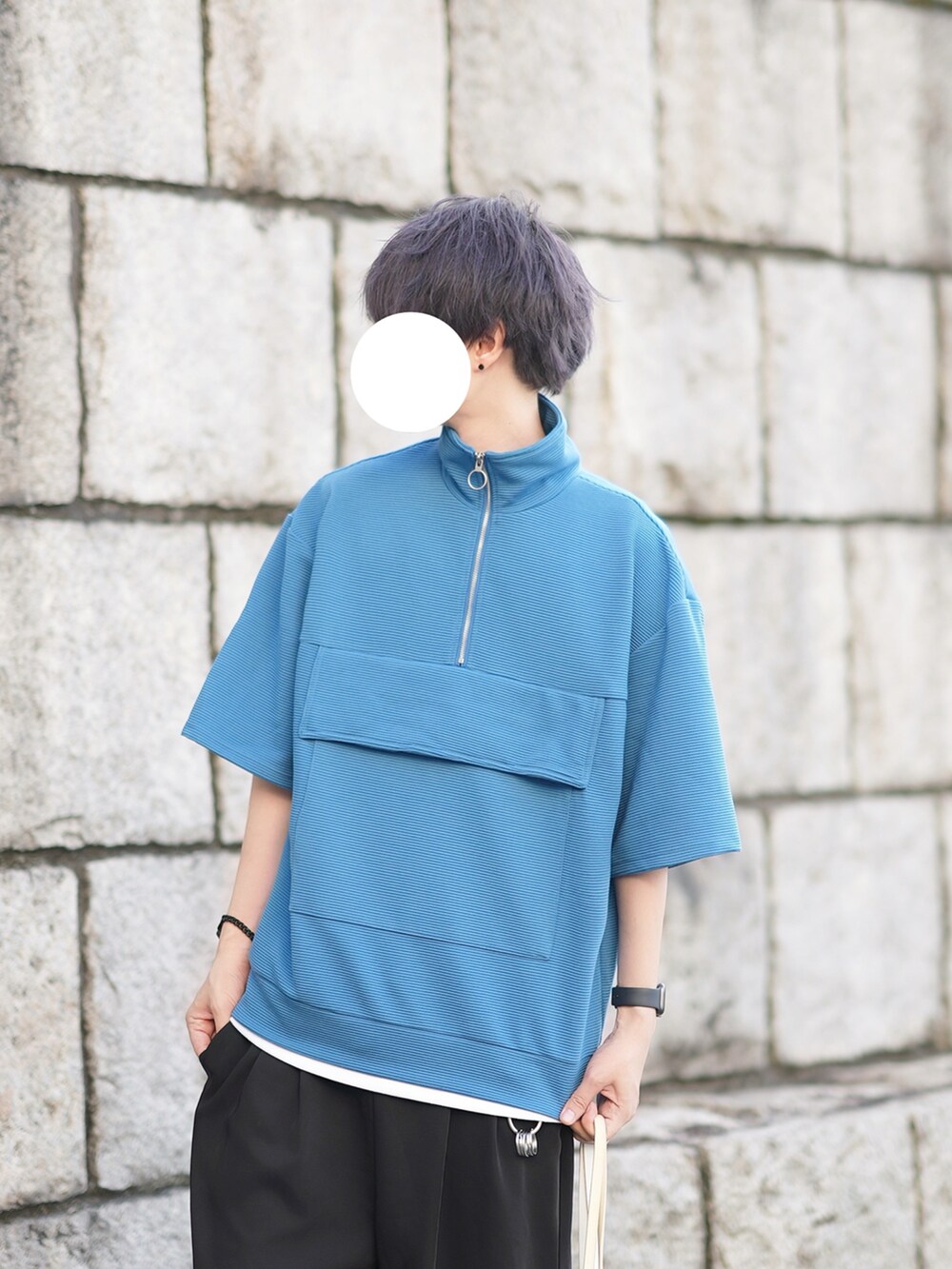 ブルー系のTシャツ/カットソー、ホワイト系のタンクトップ、ブラック系のその他パンツを着用したメンズの夏コーディネートの3枚目の写真