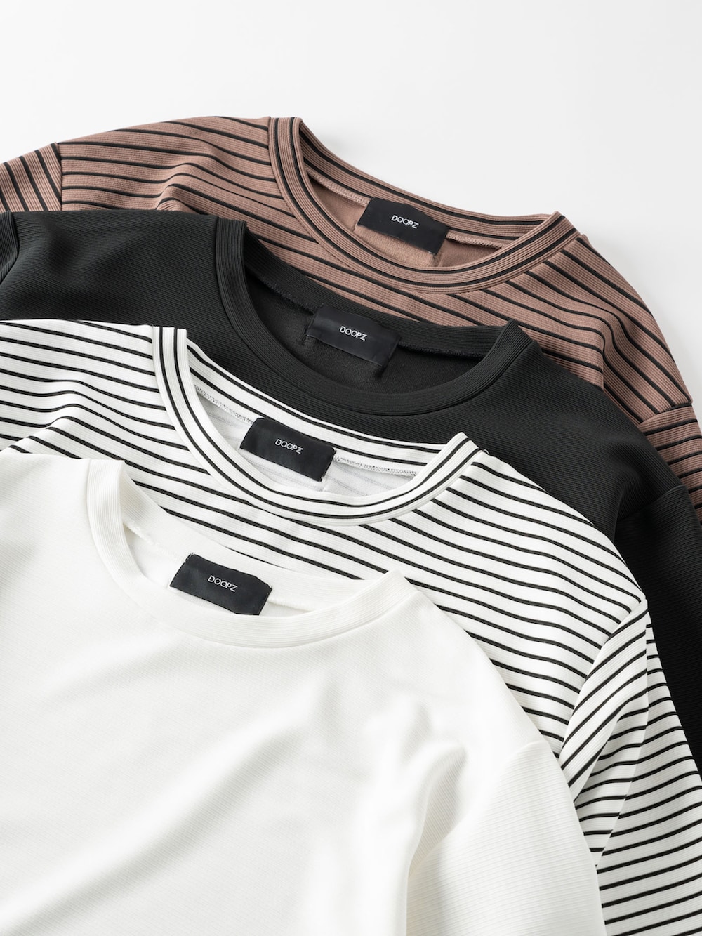 「オトナカジュアル、夏コーデ、厚底シューズ、ボーダーTシャツ、よそいきバッグ、爽やかコーデ、ゆるコーデ、デートコーデ、オーバーサイズ、おでかけコーデ」｜「DOOPZのRipple big T-shirt-リップルビッグTシャツ（Tシャツ/カットソー、ホワイト系）」を使った、とっしーさん（メンズ・184cm）の夏コーディネートの4枚目の写真