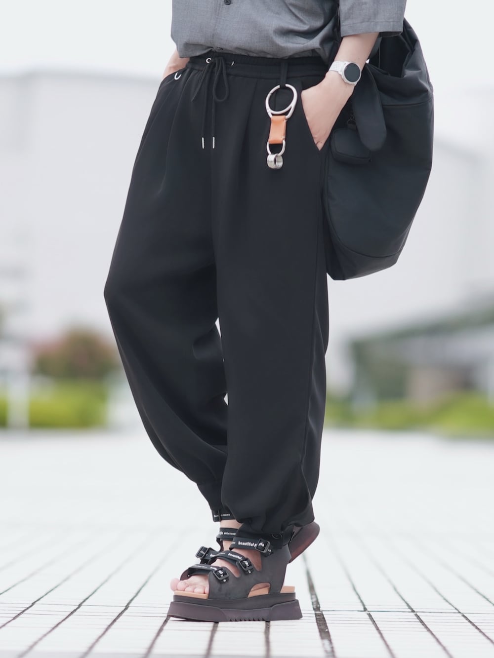 グレー系のシャツ/ブラウス、ブラック系のその他パンツ、ブラック系のサンダルを着用したメンズの夏コーディネートの4枚目の写真