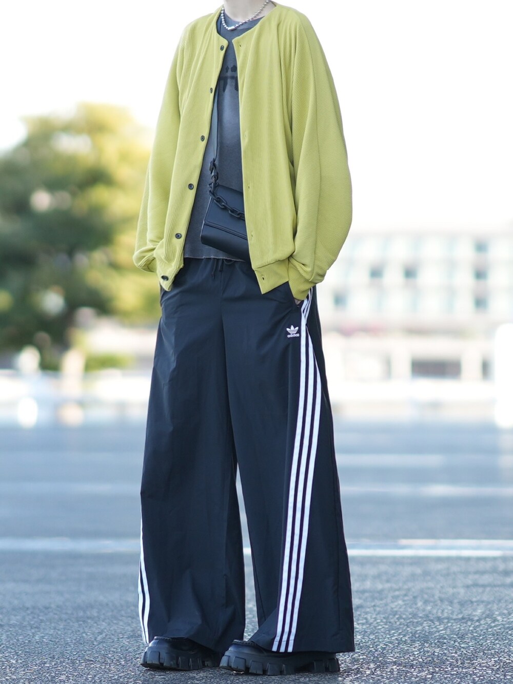 イエロー系のカーディガン/ボレロ、グレー系のTシャツ/カットソー、ブラック系のスウェットパンツを着用したメンズの春コーディネートの2枚目の写真