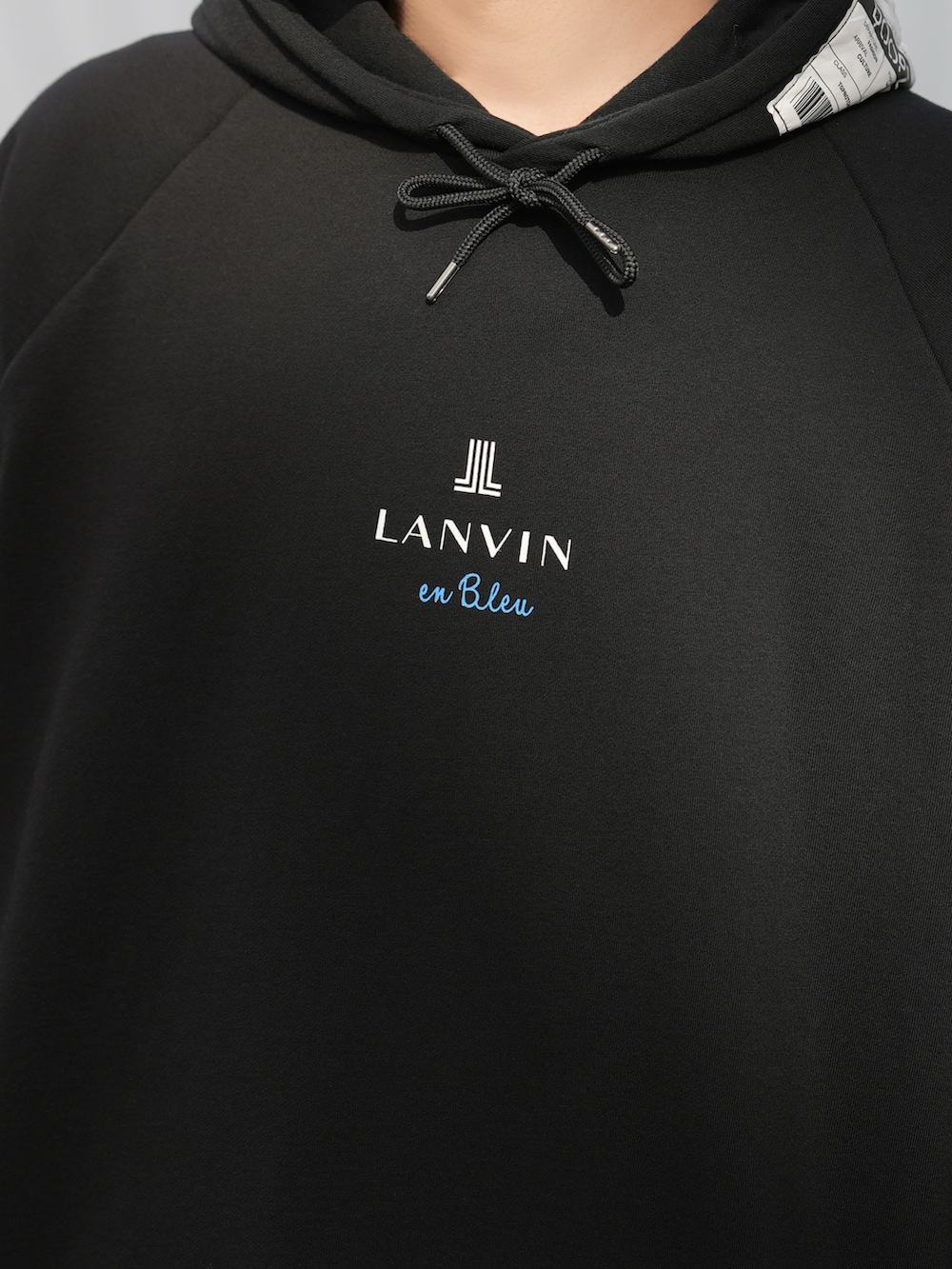 「休日スタイル、大人カジュアル、春、レイヤードスタイル、パーカー、チェックパンツ」｜「LANVIN en BleuのWEARISTA とっしープロデュース “DOOPZ×LANVIN en Bleu”コラボパーカー（パーカー、ブラック系）」を使った、とっしーさん（メンズ・184cm）の春コーディネートの3枚目の写真