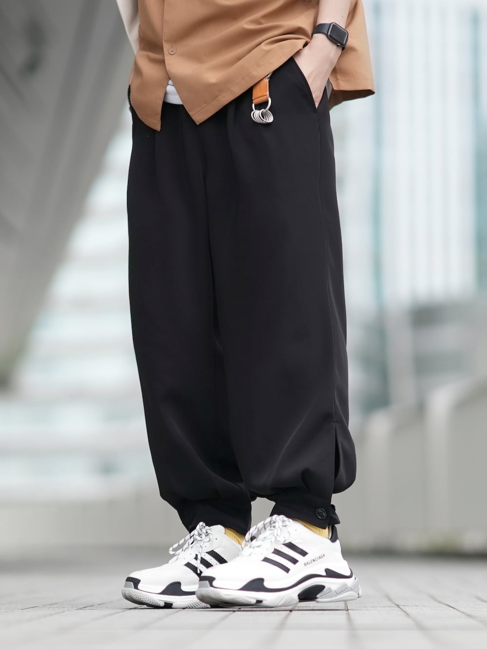「夏コーデ、リラックススタイル、シャツスタイル、カフスイージーパンツ、トリプルS、ゆるコーデ、BALENCIAGA × adidas」｜「GUのアイテム（シャツ/ブラウス、ベージュ系）」を使った、とっしーさん（メンズ・184cm）の夏コーディネートの4枚目の写真