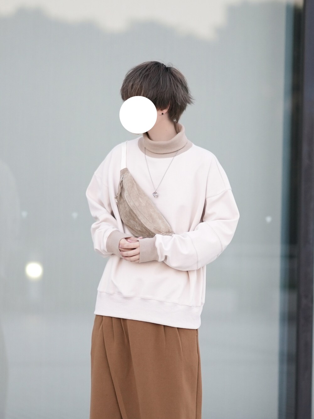 「WEARハロウィン2022、秋コーデ、カジュアル、シンプルコーデ、ベージュ、タートルネック」｜「DOOPZのヘビータートルネックスウェット（スウェット、ベージュ系）」を使った、とっしーさん（メンズ・184cm）の秋コーディネートの2枚目の写真