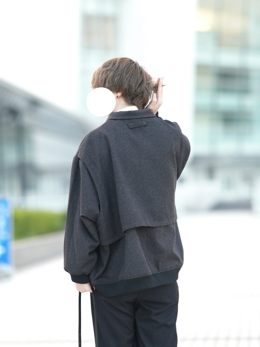 「秋服、シンプルコーデ、大人カジュアル、ワントーンコーデ、キレイめ、ビックシルエット、ブルゾン、タートルネックニット、スラックス、ローファー」｜「DOOPZの2wayデタッチャブルブルゾン（ブルゾン、グレー系）」を使った、とっしーさん（メンズ・184cm）の秋コーディネートの4枚目の写真