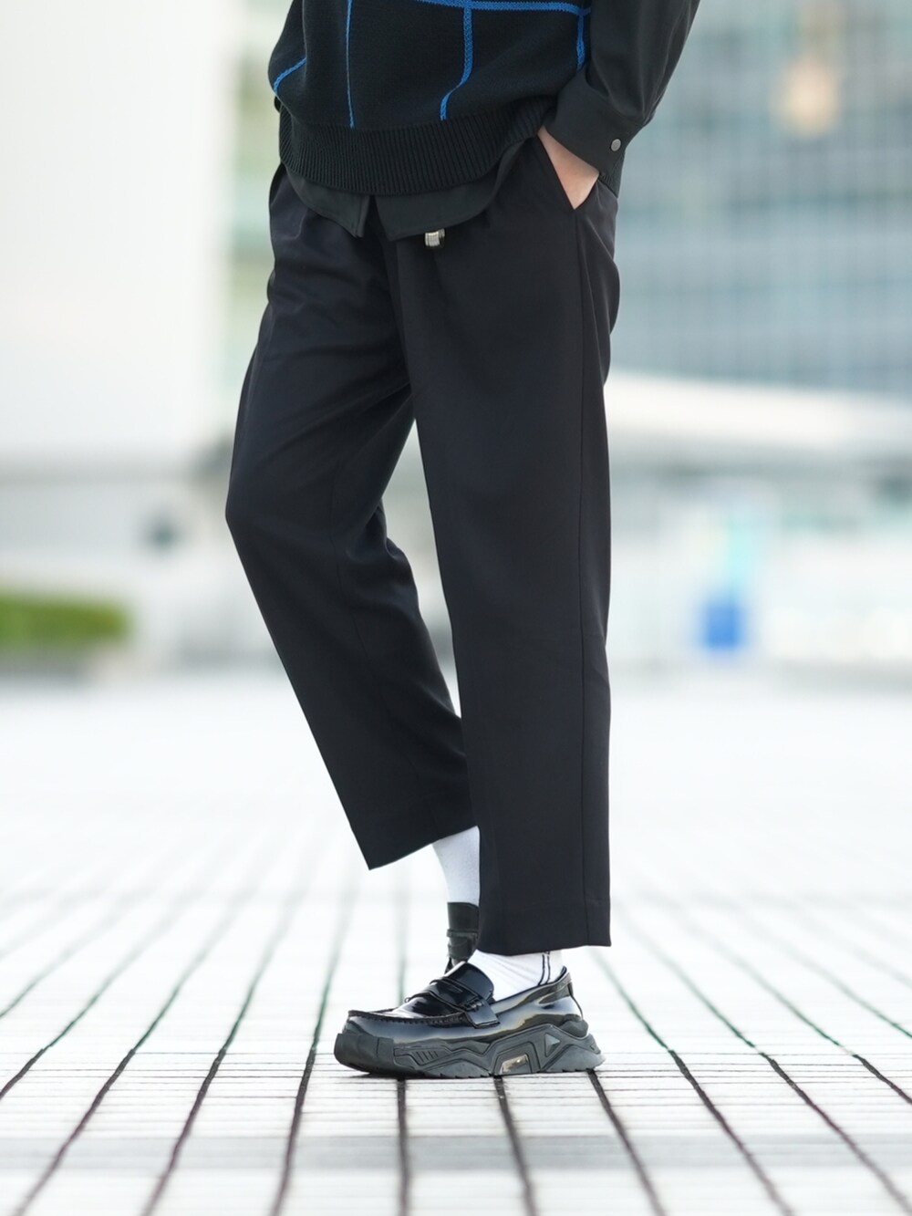 「シンプル、休日スタイル、シンプルスタイル、黒シャツ、ニットベスト、ブラックコーデ、ローファー」｜「DOOPZのVネックニットベスト（ベスト、ブラック系）」を使った、とっしーさん（メンズ・184cm）の秋コーディネートの3枚目の写真