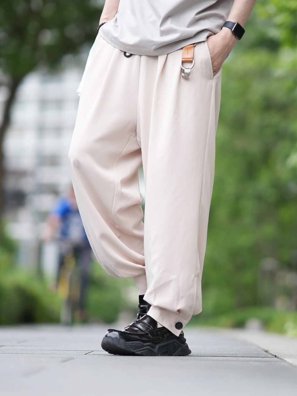 「カジュアルコーデ、大人コーデ、ベージュ、シンプル、ポロシャツ、UNIQLO」｜「UNIQLOのアイテム（ポロシャツ、ベージュ系）」を使った、とっしーさん（メンズ・184cm）の夏コーディネートの3枚目の写真