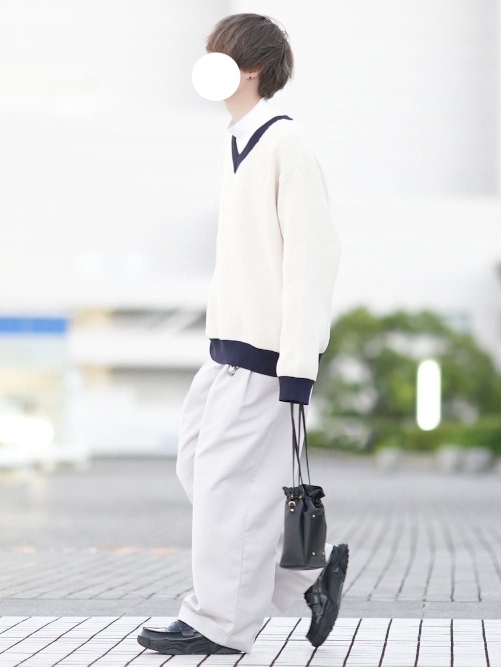 「WEARハロウィン2022、休日スタイル、オーバーサイズ、Vネック、ニット、ワイドパンツ、ローファー、秋コーデ、シンプル、ゆるコーデ、今日のコーデ」｜「DOOPZのオーバーサイズVネックニット（ニット/セーター、ホワイト系）」を使った、とっしーさん（メンズ・184cm）の秋コーディネートの2枚目の写真