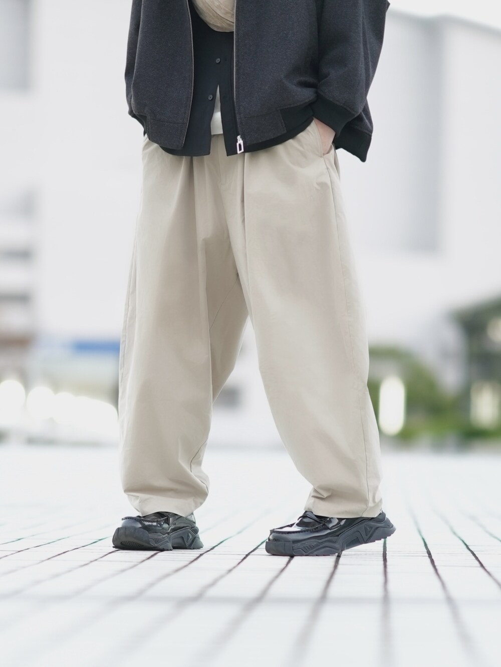 「秋服コーデ、休日スタイル、オトナカジュアル、ブルゾン、デタッチャブル、タートルネック、ベージュパンツ、ゆるコーデ、冬コーデ、ローファー、厚底シューズ、レイヤードスタイル、きれいめカジュアル」｜「DOOPZの2wayデタッチャブルブルゾン（ブルゾン、グレー系）」を使った、とっしーさん（メンズ・184cm）の秋コーディネートの5枚目の写真