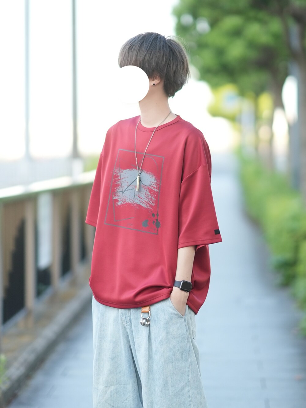 レッド系のTシャツ/カットソー、ホワイト系のタンクトップ、ブルー系のデニムパンツを着用したメンズの夏コーディネートの2枚目の写真