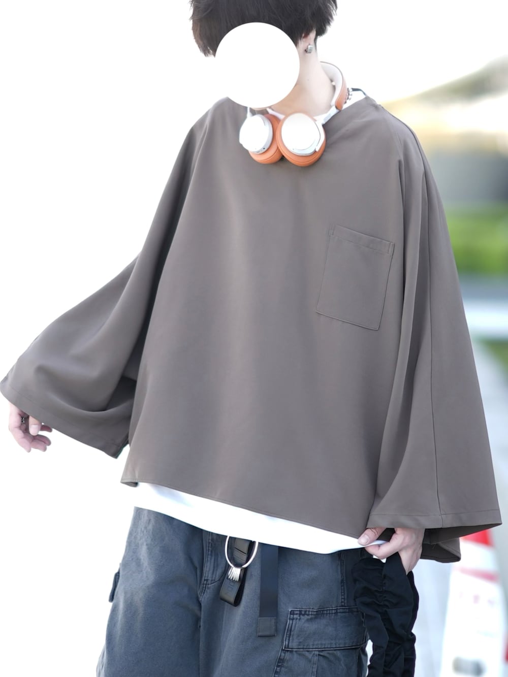 「休日スタイル、春服コーデ、カジュアルコーデ、プルオーバー、スニーカーコーデ、春コーデ、カーゴパンツ、GU、DOOPZ」｜「DOOPZのPullover v-neck shirt - プルオーバーVネックシャツ（シャツ/ブラウス、ブラウン系）」を使った、とっしーさん（メンズ・184cm）の春コーディネートの2枚目の写真