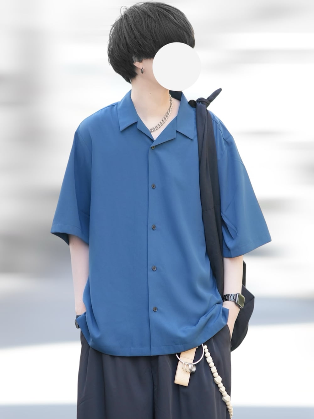 ブルー系のシャツ/ブラウス、ブラック系のスラックス、ブラック系のローファーを着用したメンズの春コーディネートの2枚目の写真