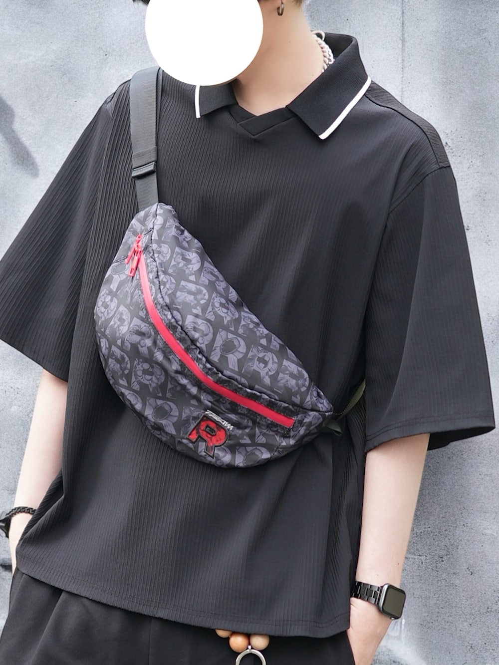 「最近のいい感じコーデ、大人カジュアル、ショルダーバッグ、シンプルスタイル、ストリートコーデ、カーゴパンツ、BALENCIAGA、adidas、ポケモン、ロケット団」｜「ZARAのアイテム（Tシャツ/カットソー、ブラック系）」を使った、とっしーさん（メンズ・184cm）の春コーディネートの2枚目の写真