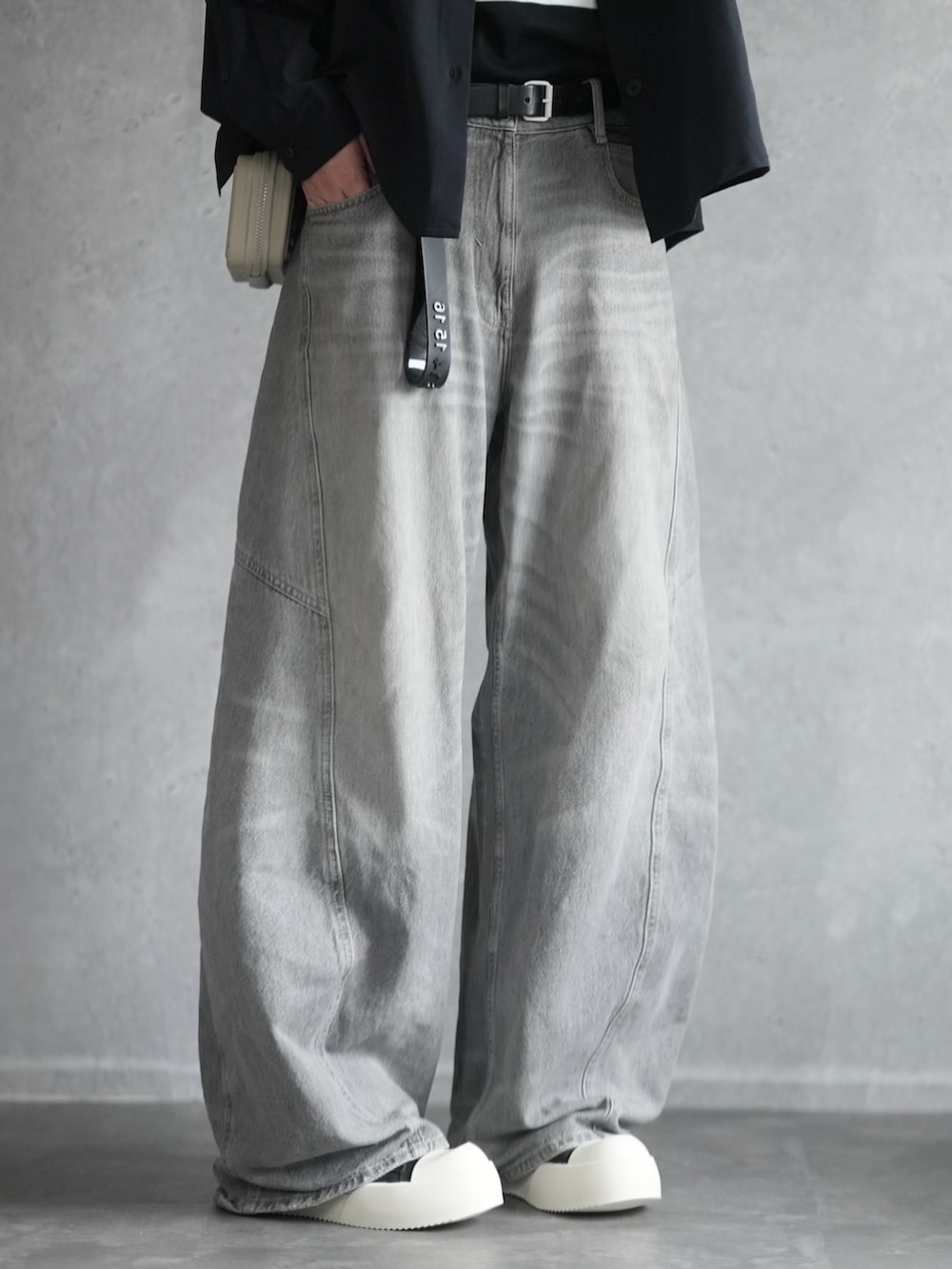 ブラック系のシャツ/ブラウス、ブラック系のTシャツ/カットソー、グレー系のデニムパンツを着用したメンズの春コーディネートの3枚目の写真