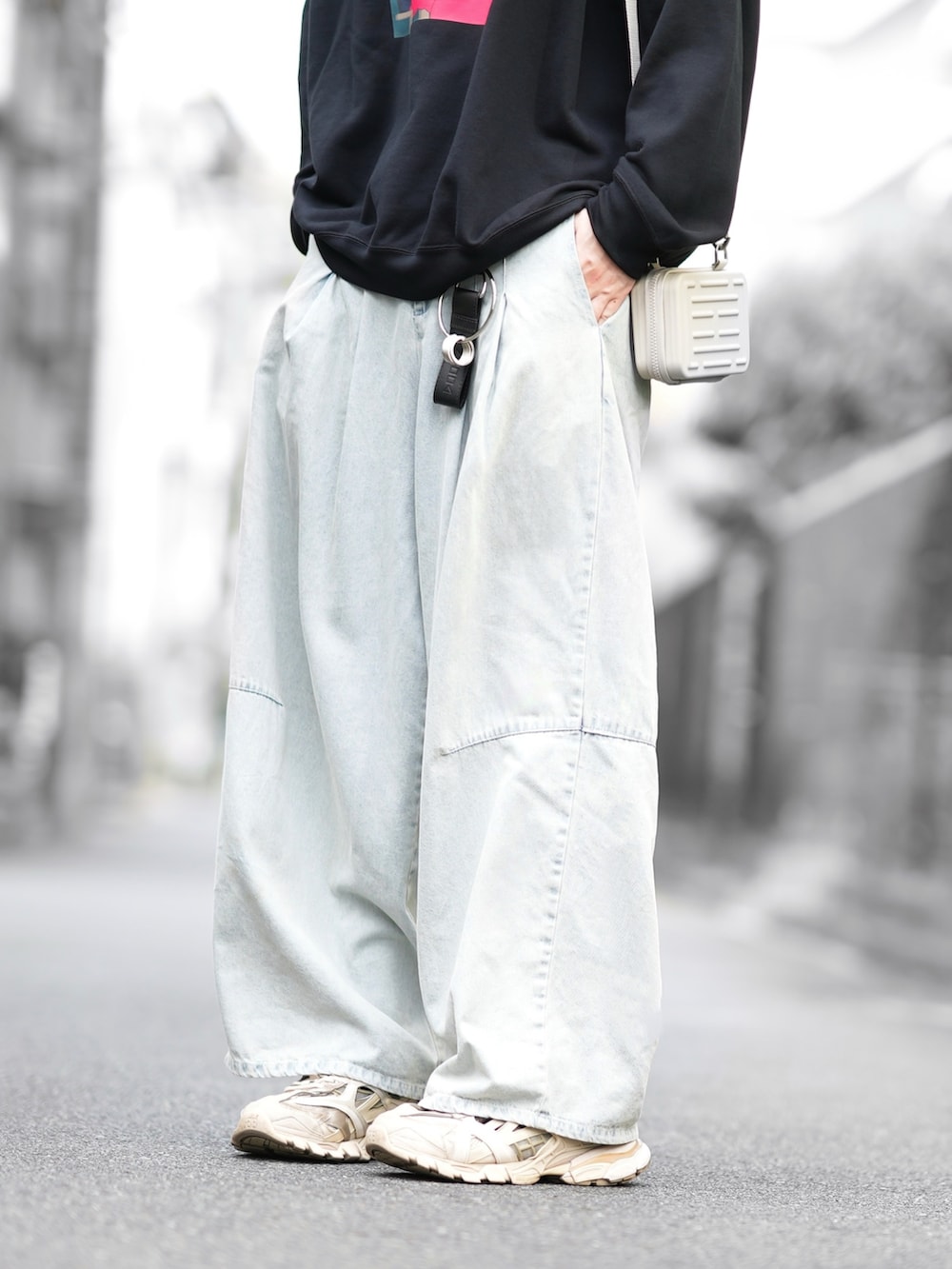 「お出かけコーデ、古着MIX、秋服準備はじめました、ゆるコーデ、リラックススタイル、シンプルスタイル、ワイドデニム、メンズコーデ、おでかけコーデ」｜「UNIQLO × KAWSのアイテム（スウェット、ブラック系）」を使った、とっしーさん（メンズ・184cm）の夏コーディネートの5枚目の写真