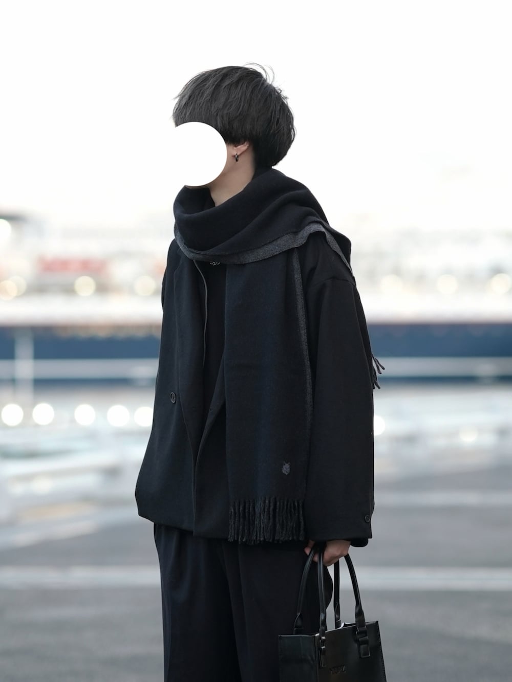 「シンプルコーデ、ブラック、レイヤードスタイル、休日スタイル、冬アウター、革靴、ローファー」｜「DOOPZの【WOOL LAYERED JACKET - ウールレイヤードジャケット】（テーラードジャケット、ブラック系）」を使った、とっしーさん（メンズ・184cm）の冬コーディネートの2枚目の写真