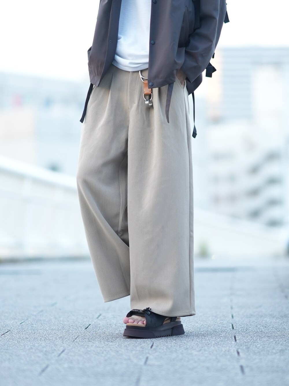 「秋のコーデ、シンプルスタイル、大人コーデ、コーチジャケット、ベージュパンツ、ワイドパンツ、サンダル、休日コーデ、ライトアウター」｜「DulcamaraのよそいきコーチJK -YOSOIKI-（ブルゾン、グレー系）」を使った、とっしーさん（メンズ・184cm）の夏コーディネートの3枚目の写真