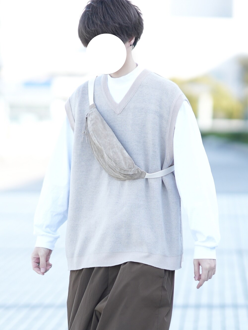 ベージュ系のベスト、ホワイト系のTシャツ/カットソー、ブラウン系のその他パンツを着用したメンズの春コーディネートの3枚目の写真
