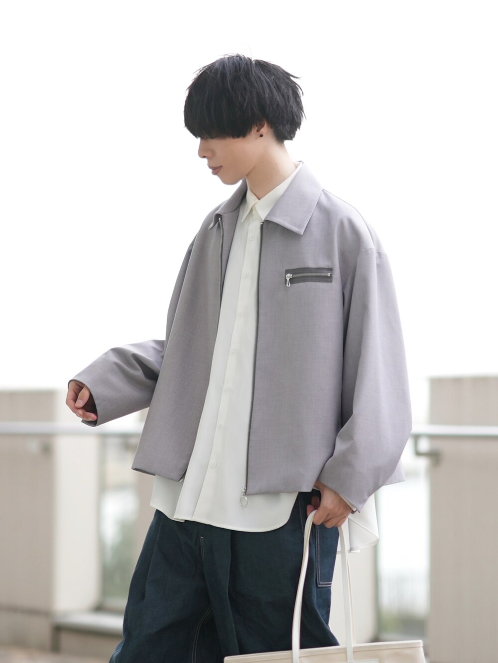 「DOOPZのルーズスリーブジップブルゾン（ブルゾン、グレー系）」を使った、とっしーさん（メンズ・184cm）の春コーディネートの2枚目の写真