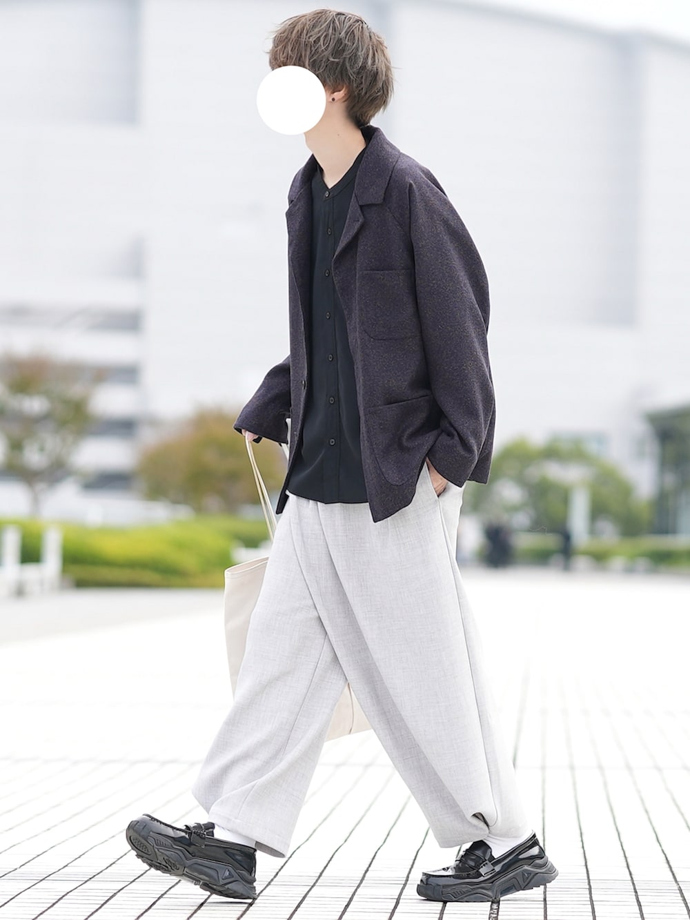 「WEARハロウィン2022、休日コーデ、オーバーサイズ、ネップジャケット、ブルゾン、ジャケット、バンドカラーシャツ、タイパンツ、ゆるコーデ、秋コーデ」｜「DOOPZのネップポケットブルゾン（ブルゾン、ブルー系）」を使った、とっしーさん（メンズ・184cm）の秋コーディネートの2枚目の写真