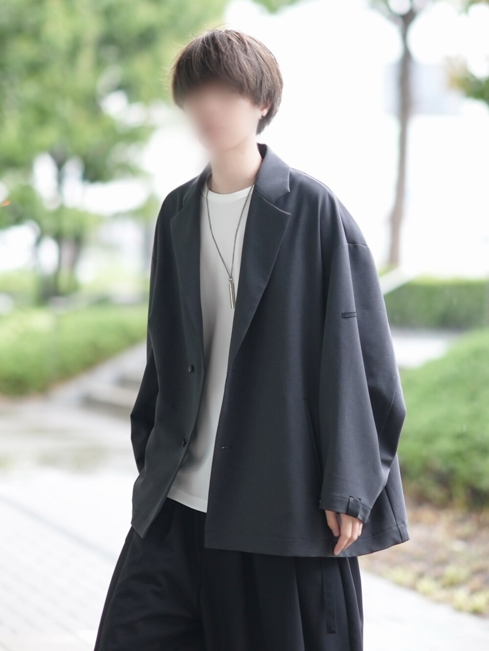 「ごきげんウィーク、シンプル、ジャケット、白Tシャツ、ワイドパンツ、ゆるコーデ、休日スタイル、スニーカー」｜「N.HOOLYWOOD COMPILEのCHESTERFIELD COAT（ナイロンジャケット、グレー系）」を使った、とっしーさん（メンズ・184cm）の春コーディネートの3枚目の写真