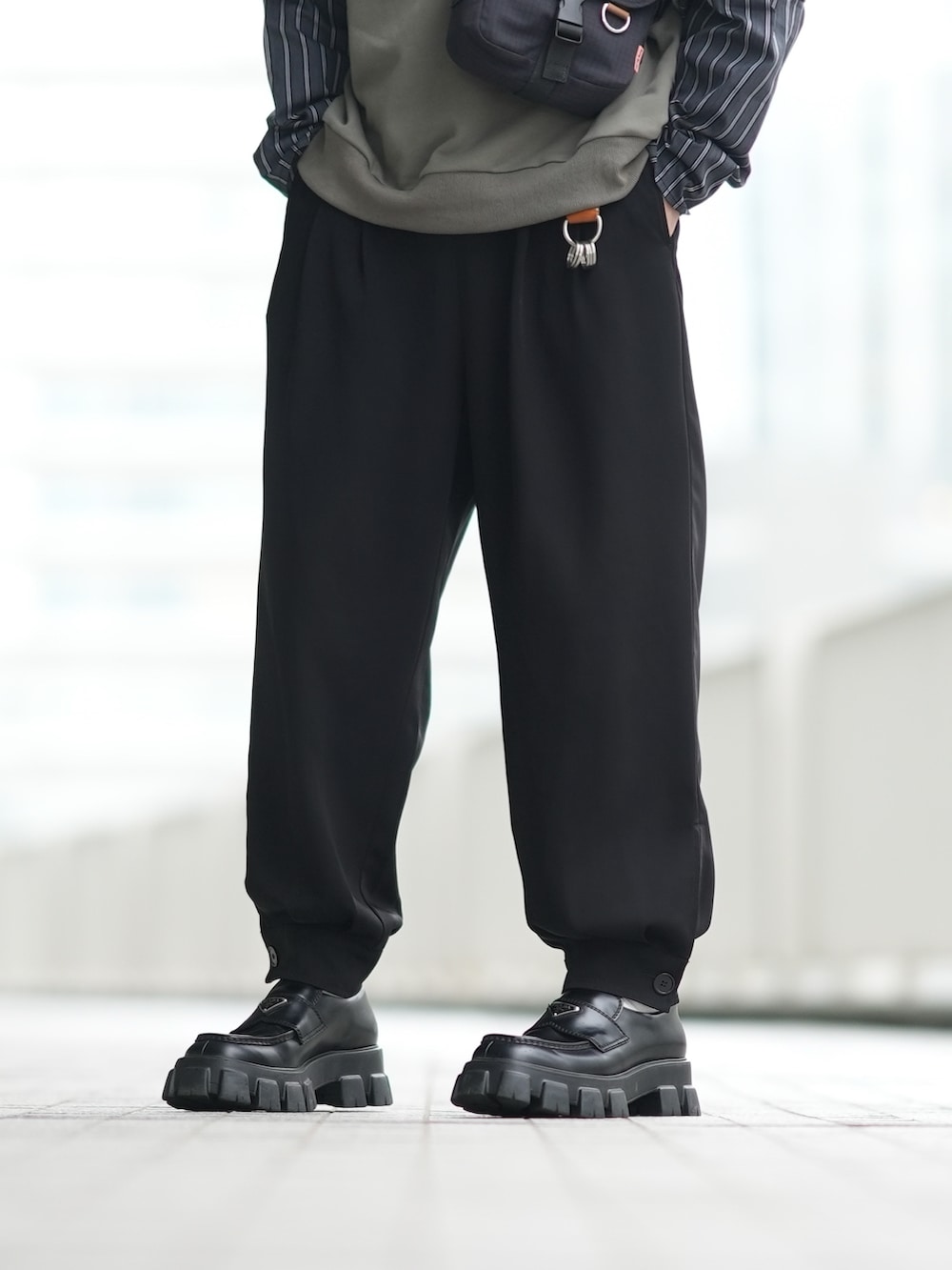 「春、カジュアルコーデ、ワイドパンツ、きれいめカジュアル、パーカーコーデ、カフスイージーパンツ、ローファー、ボディバッグ、ゆるコーデ、シンプルコーデ」｜「DOOPZのレイヤードスリーブフーディー（パーカー、ベージュ系）」を使った、とっしーさん（メンズ・184cm）の春コーディネートの3枚目の写真