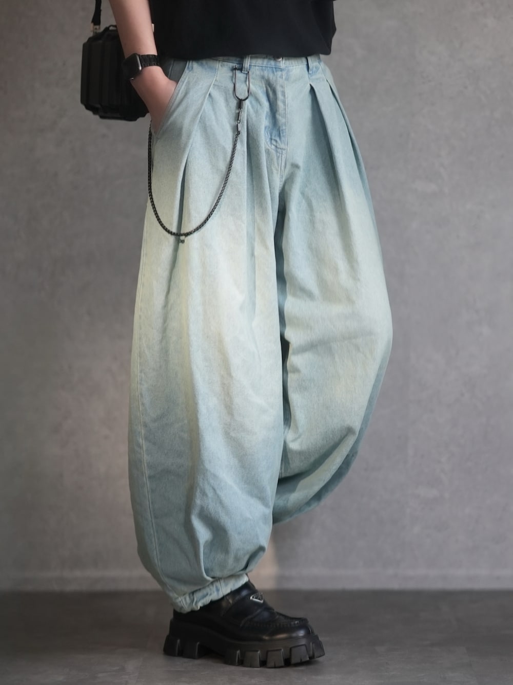 「ポロシャツ、デニム、バルーンデニム、ローファー、タックイン、カジュアル、シンプルコーデ、夏コーデ、GU、ZARA、MAISON KITSUNE、DOOPZ、ゆるコーデ」｜「Maison KitsuneのBOLD FOX HEAD PATCH OVERSIZE POLO（ポロシャツ、ブラック系）」を使った、とっしーさん（メンズ・184cm）の夏コーディネートの3枚目の写真