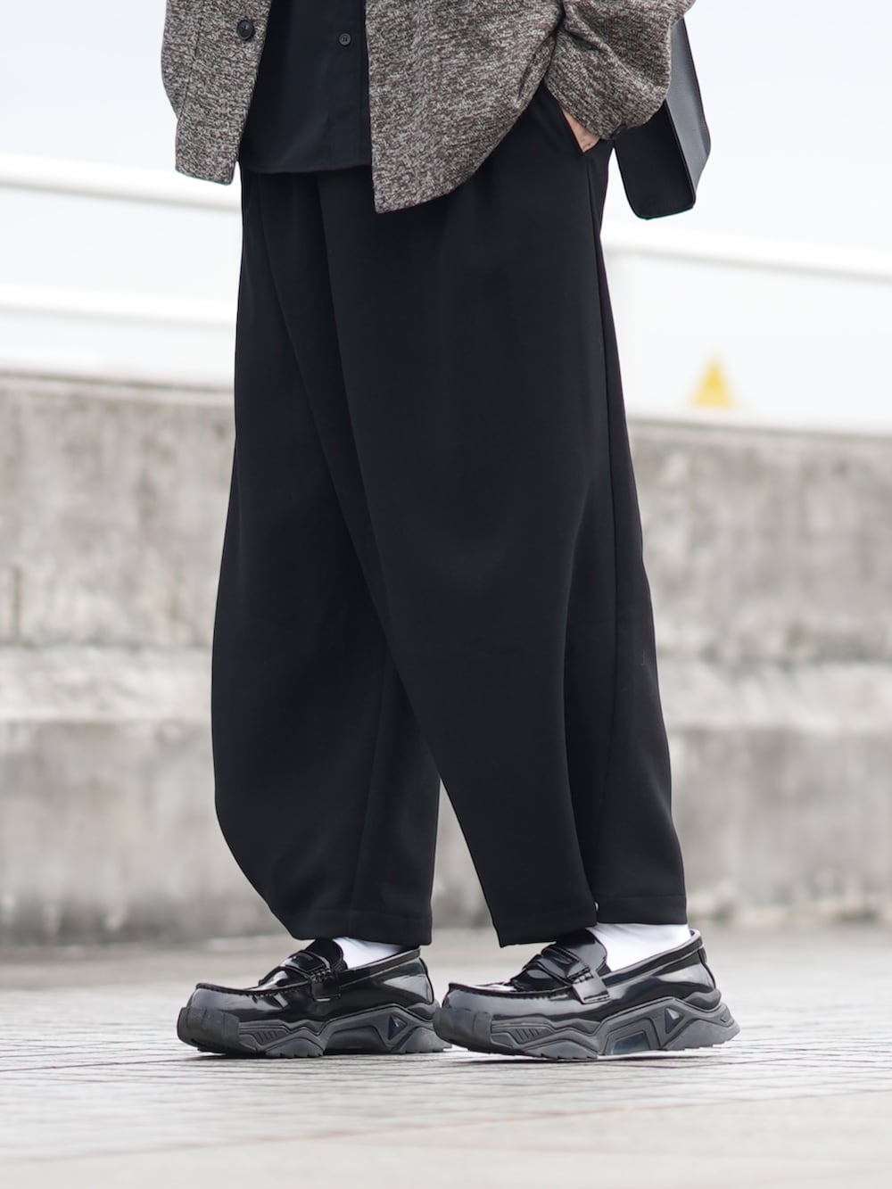「WEARハロウィン2022、秋のコーデ、シンプルスタイル、今日のコーデ、ネップジャケット、テーラードジャケット、タイパンツ、ゆるコーデ、ローファー」｜「DOOPZのDOOPZ チャンキーソールローファー（ローファー、ブラック系）」を使った、とっしーさん（メンズ・184cm）の秋コーディネートの3枚目の写真
