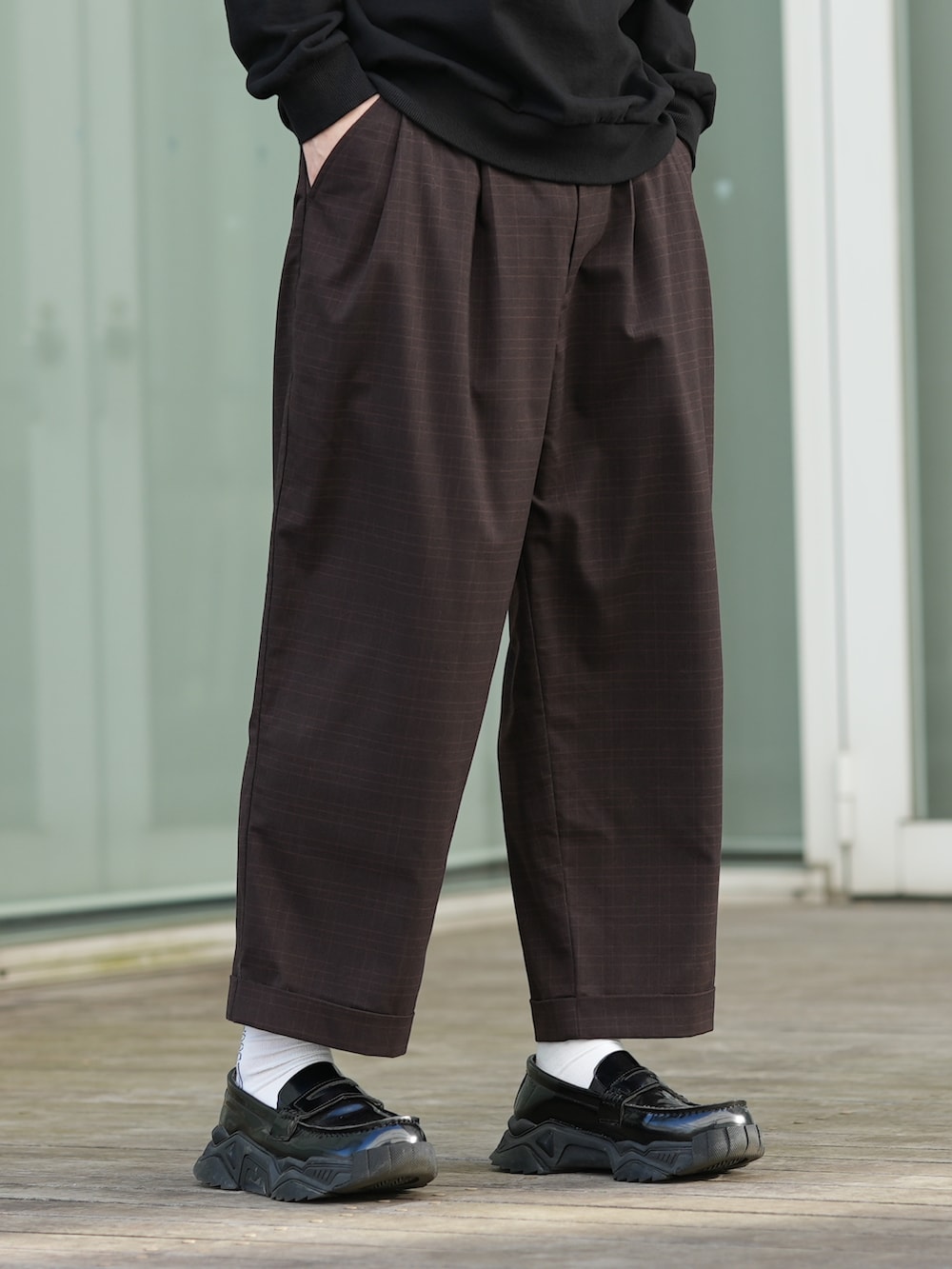 「休日スタイル、大人カジュアル、春、レイヤードスタイル、パーカー、チェックパンツ」｜「LANVIN en BleuのWEARISTA とっしープロデュース “DOOPZ×LANVIN en Bleu”コラボパーカー（パーカー、ブラック系）」を使った、とっしーさん（メンズ・184cm）の春コーディネートの4枚目の写真