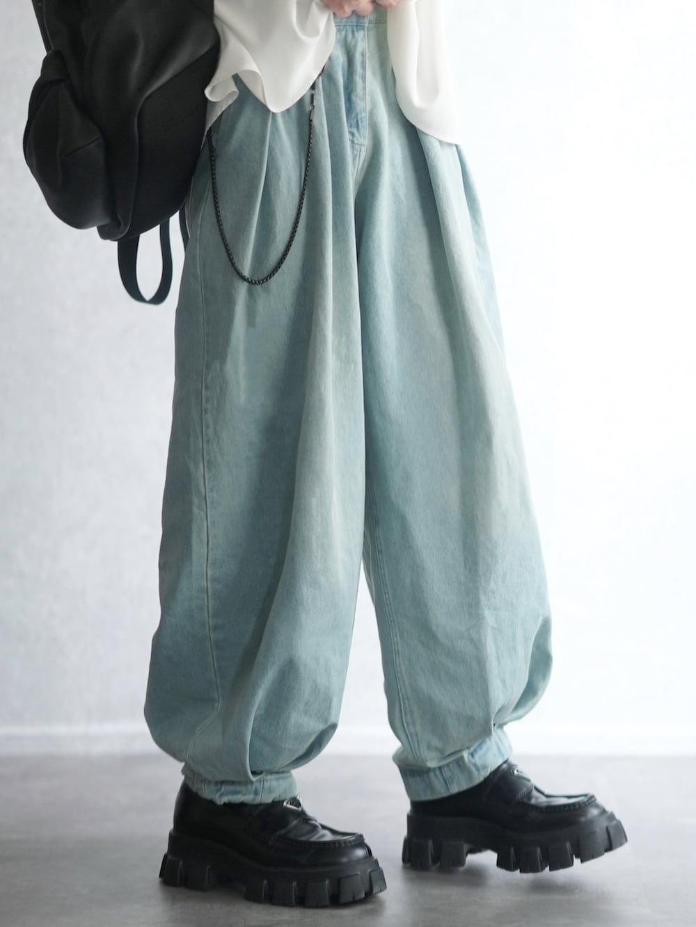 ホワイト系のシャツ/ブラウス、ブルー系のデニムパンツ、ブラック系のシューズを着用したメンズの夏コーディネートの3枚目の写真