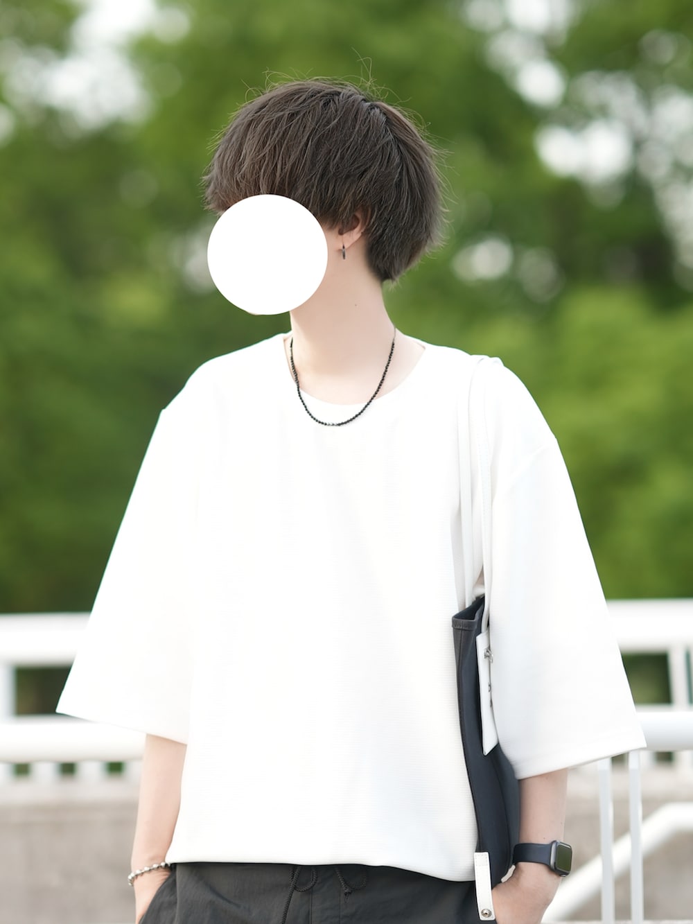 ホワイト系のTシャツ/カットソー、グレー系のカーゴパンツ、ブラック系のサンダルを着用したメンズの夏コーディネートの2枚目の写真