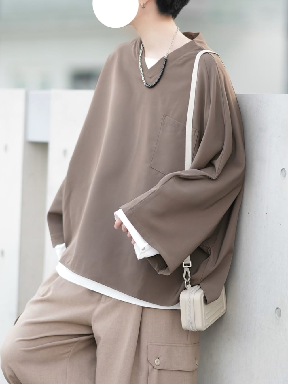 ブラウン系のシャツ/ブラウス、ホワイト系のTシャツ/カットソー、ベージュ系のカーゴパンツを着用したメンズの春コーディネートの2枚目の写真