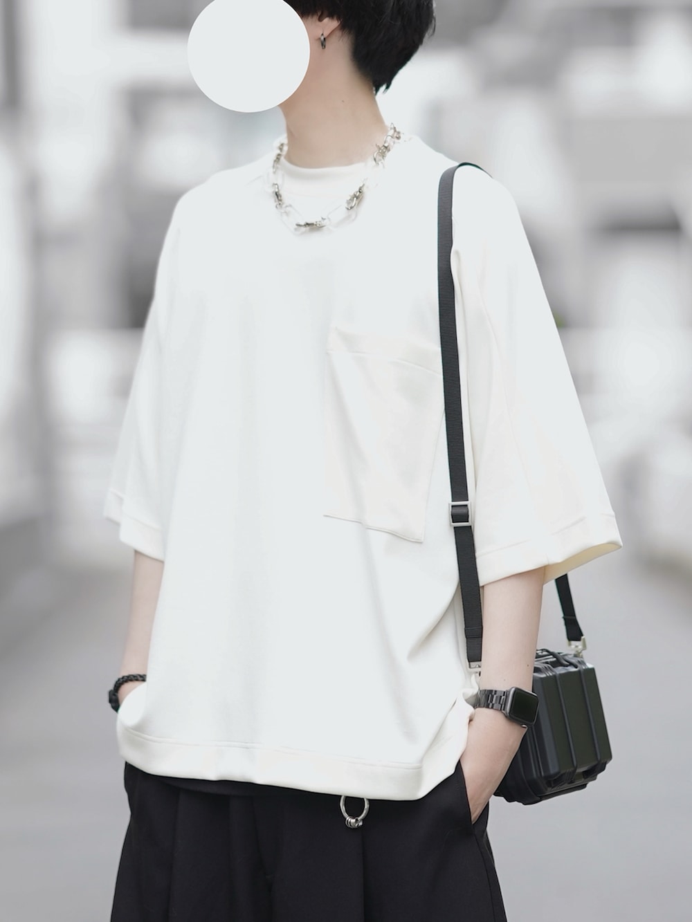 「レイヤードスタイル、ワイドパンツ、メンズコーデ、ゆるコーデ、シンプルスタイル、ストリートコーデ、白Tシャツ、カーゴパンツ、パラシュートカーゴパンツ、ローファー、ビッグT、シンプルコーデ」｜「DOOPZのVISCOSE DOLMAN T-SHIRT - ビスコースドルマンTシャツ（Tシャツ/カットソー、ホワイト系）」を使った、とっしーさん（メンズ・184cm）の春コーディネートの2枚目の写真