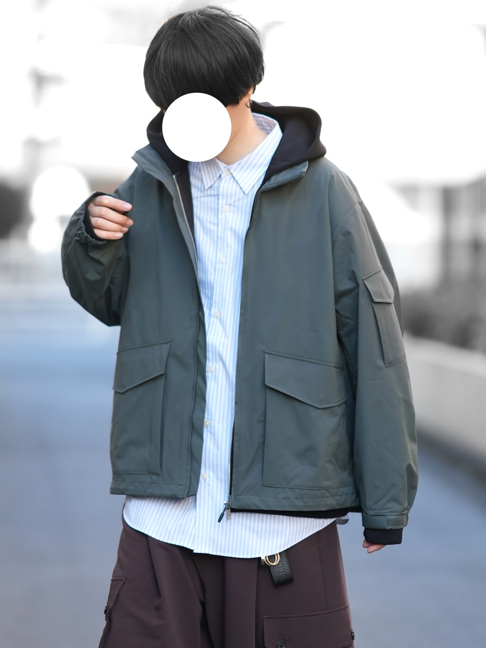 「カーゴパンツ、きれいめカジュアル、ゆるコーデ、パラシュートパンツ、パーカーコーデ、フルジップパーカー、ストライプシャツ、オトナカジュアル、ローファー、GUコーデ、GU、DOOPZ」｜「GUのアイテム（ジャケット/アウター、グリーン系）」を使った、とっしーさん（メンズ・184cm）の冬コーディネートの2枚目の写真