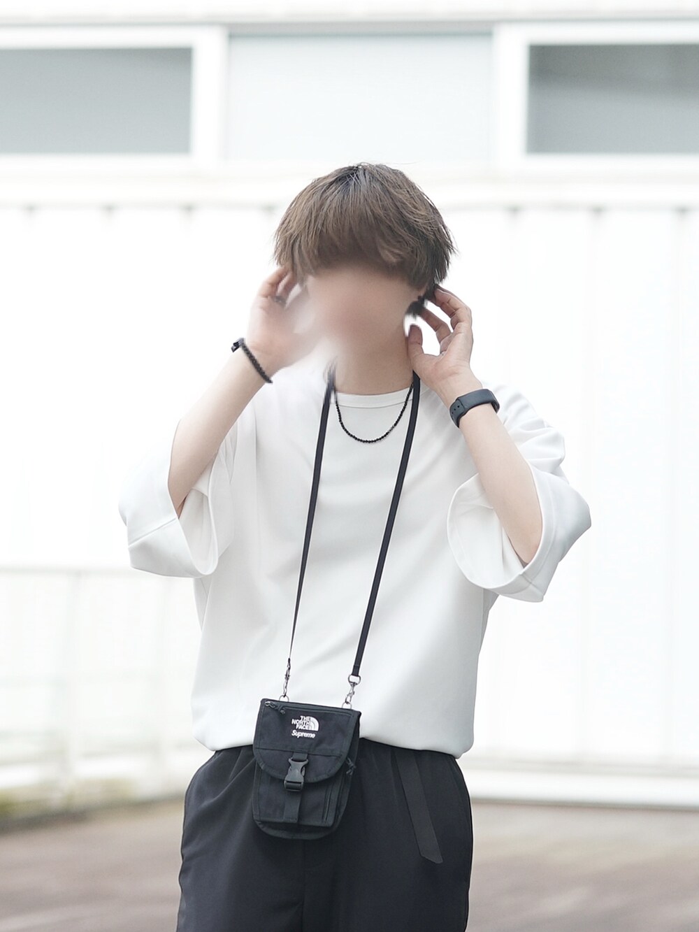 「休日コーデ、オトナカジュアル、Tシャツ、白Tシャツ、カジュアルコーデ、スラックス、タックイン、ローファー、シンプル」｜「DOOPZのDOOPZ ポンチルーズスリーブカットソー（Tシャツ/カットソー、ホワイト系）」を使った、とっしーさん（メンズ・184cm）の夏コーディネートの2枚目の写真
