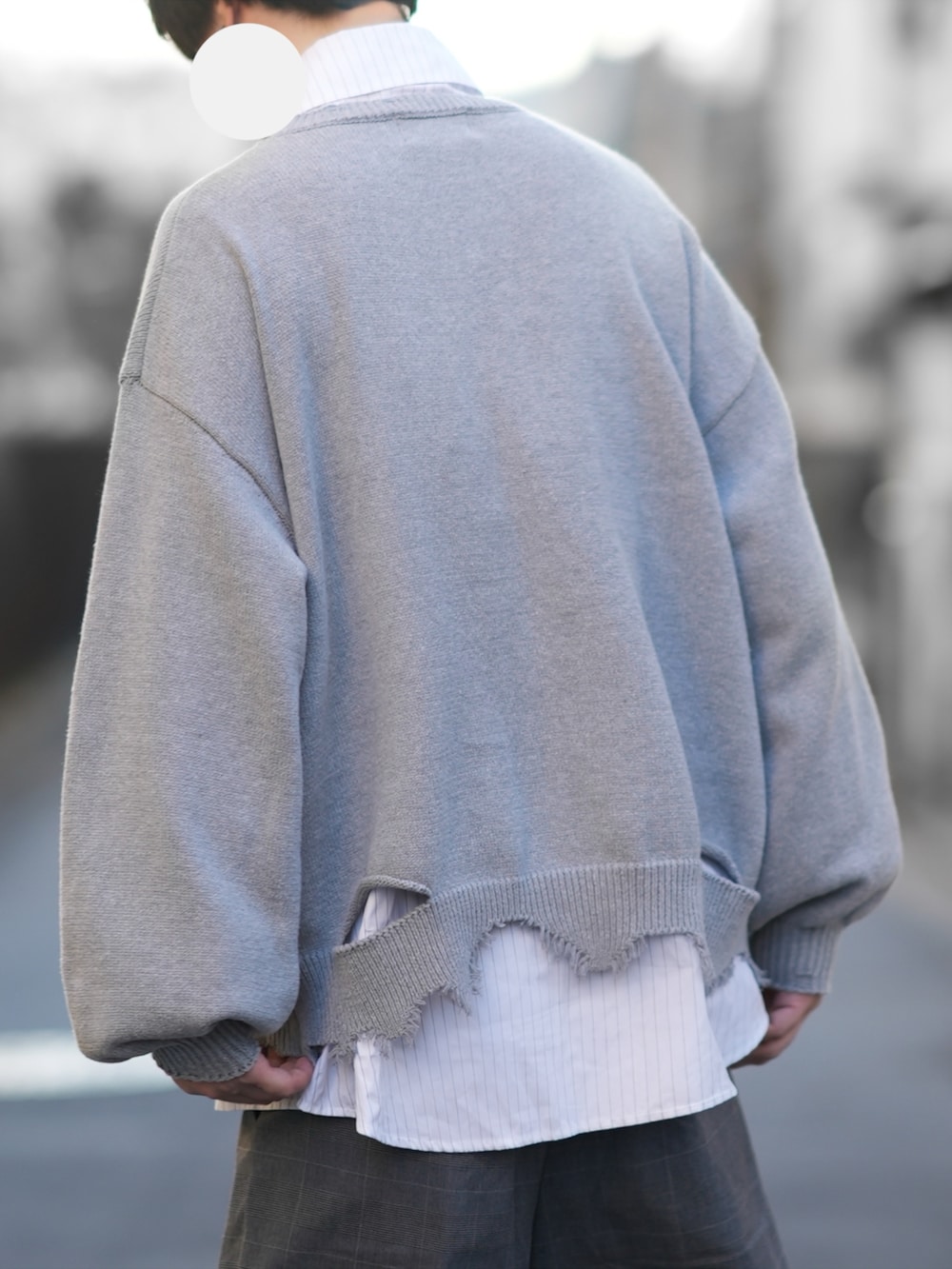 「ニット、ダメージニット、チェックパンツ、ローファー、キーリング、GUコーデ、GU、DOOPZ、メンズニット、ゆるコーデ、スラックス」｜「GUのアイテム（パンツ、グレー系）」を使った、とっしーさん（メンズ・184cm）の冬コーディネートの4枚目の写真