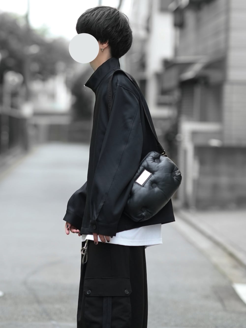 ブラック系のジャケット/アウター、ホワイト系のTシャツ/カットソー、ブラック系のカーゴパンツを着用したメンズの夏コーディネートの3枚目の写真